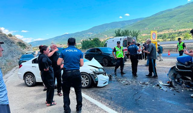 İki otomobil çarpıştı: 5 yaralı