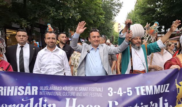 Eskişehir'de Nasreddin Hoca Festivali korteji renkli görüntülere sahne oldu