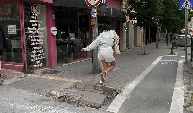 Bu kaldırımdaki hasar yayalar için düşme riski oluşturuyor