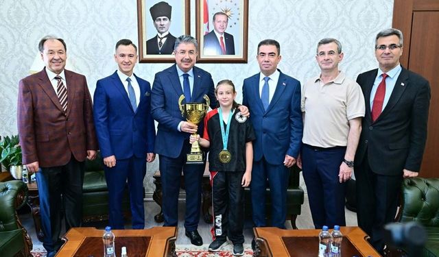 Eskişehir'in gururu Asel Özdalgın, Vali Erdinç Yılmaz'ı ziyaret etti