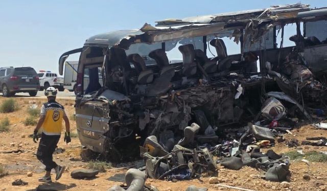 İki otobüs kafa kafaya çarpıştı: 35 ölü, 30 yaralı