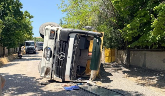 Eskişehir'de freni boşalan tır devrildi!