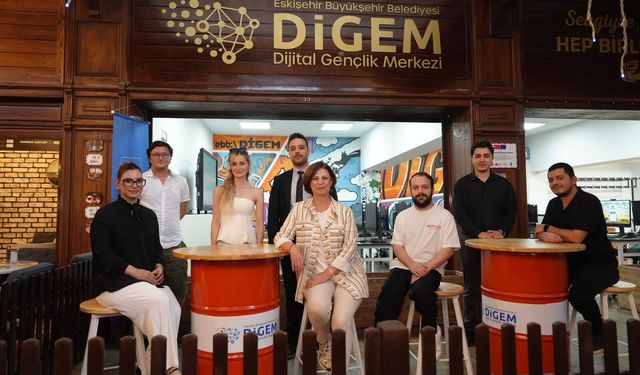 Ayşe Ünlüce, Dijital Gençlik Merkezi'nde gençlerle buluştu