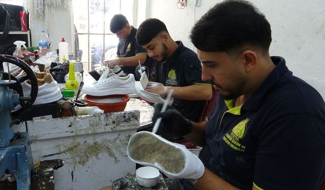 Bu da modern ayakkabı tamircisi: Babadan kalma mesleğini artık milyonlar izliyor, her ilden talep geliyor