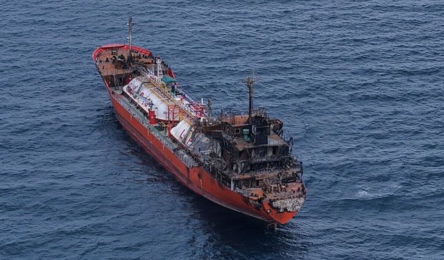 Karadeniz’de dron saldırılarında hasar alan bir gemi daha Trabzon’a geldi