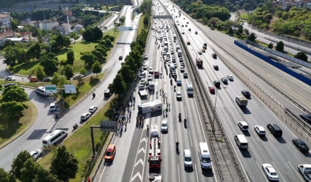 FSM köprü çıkışında banka personelini taşıyan midibüs devrildi: 21 yaralı