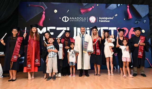 Anadolu Üniversitesi KKTC mezunları kep attı