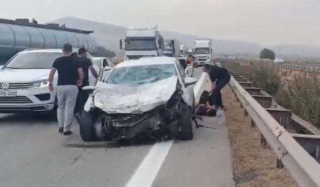 Kontrolden çıkan otomobil tıra ve bariyerlere çarptı
