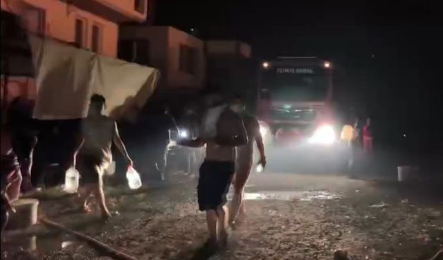 Alevleri söndürmek için kovalarla su taşıdılar