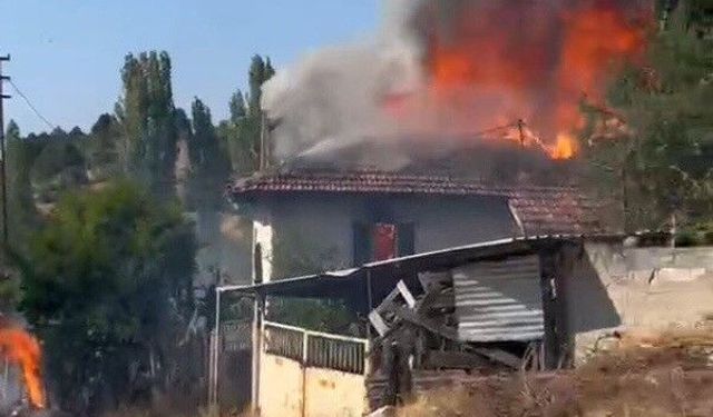 Kütahya'da ev yangını: Tek katlı ev küle döndü