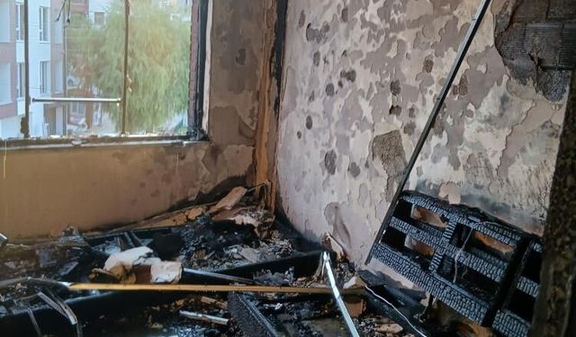 Eskişehir'de 2 katlı binada yangın: 5 kişi dumandan etkilendi