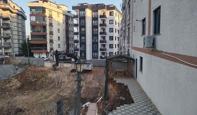 Çekmeköy’de istinat duvarı yıkılan inşaatın yanındaki 5 katlı bina boşaltıldı