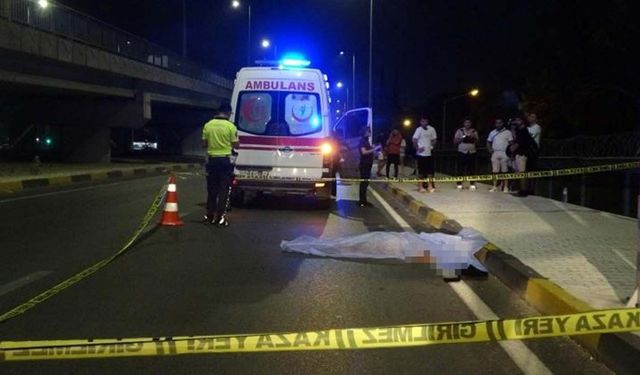 Savrulan motosikletten düşerek başını kaldırıma çarpan genç hayatını kaybetti
