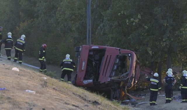 Polonyalı turistleri taşıyan otobüs Macaristan'da kaza yaptı: 12 ölü