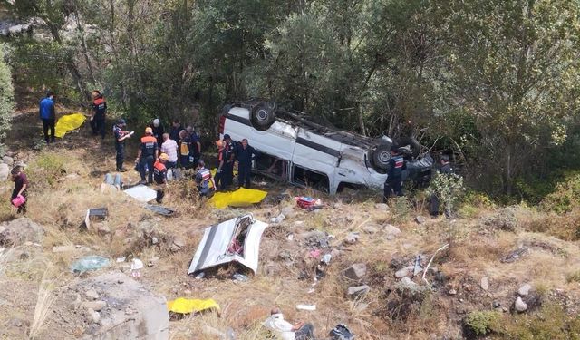 Minibüs şarampole uçtu: 4 ölü, 10 yaralı