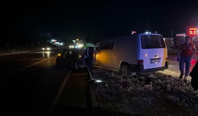 Afyonkarahisar'da kamyonet ile otomobil çarpıştı: 11 yaralı