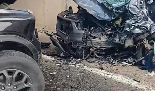 Pikap ile hafif ticari araç kafa kafaya çarpıştı: 3 yaralı