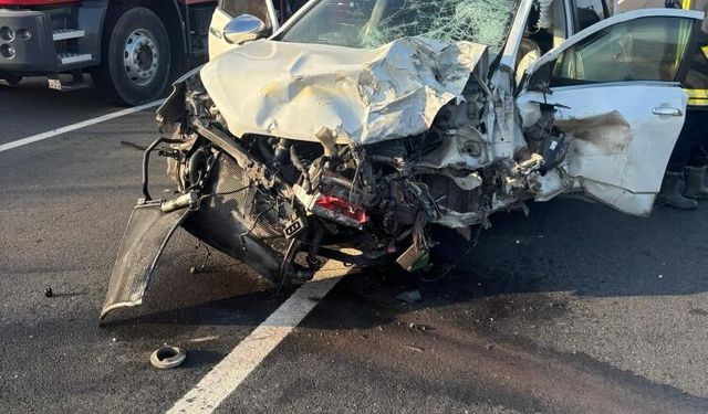 2 otomobil kafa kafaya çarpıştı: 1 ölü