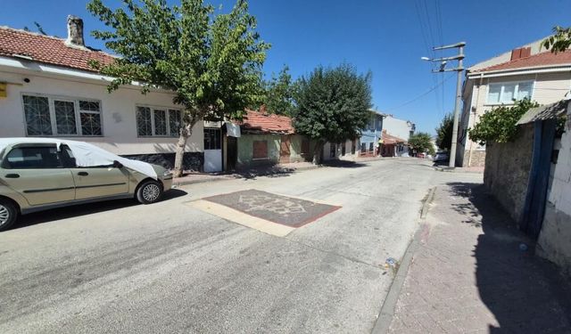 Eskişehir’de yoldaki çukura ilginç çözüm: Halı serildi