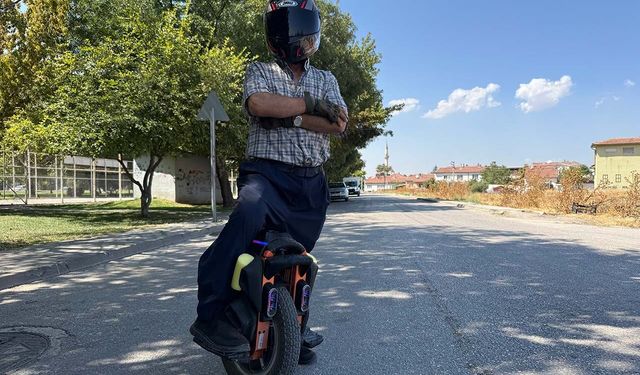 Eskişehir'de 'tek teker' üzerinde gezen 60'lık delikanlıyı görenler şaşırıyor