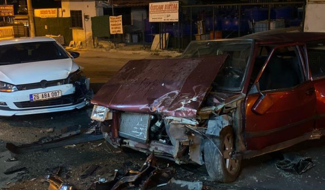 Eskişehir’de iki otomobil kafa kafaya çarpıştı: Araç hurdaya döndü