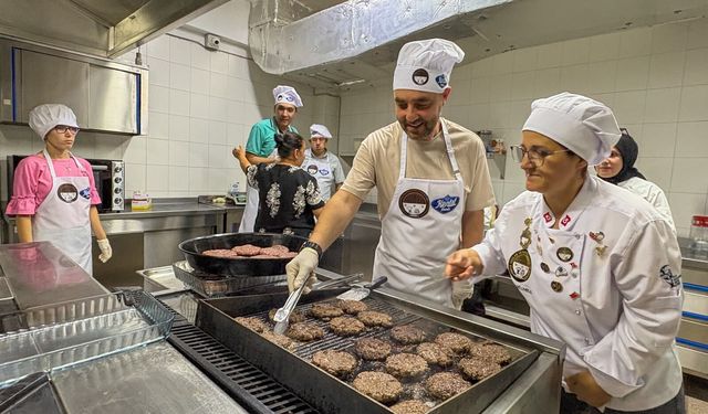 Eskişehir’de özel gereksinimli bireyler burger atölyesinde buluştu