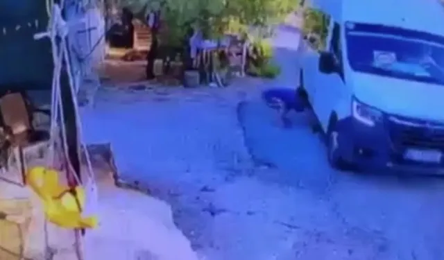 Minibüsle geri manevra yaparken oğlunun ölümüne neden oldu