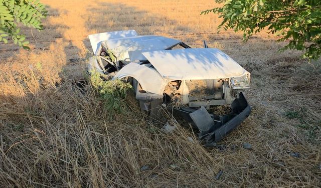 Alışveriş sonrası kaza yapan sürücünün Tofaş’ı hurdaya döndü