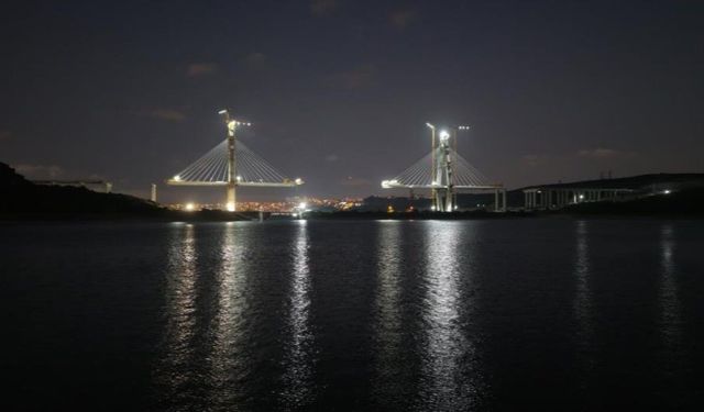 Kanal İstanbul’un ilk köprüsü geceyi aydınlatıyor
