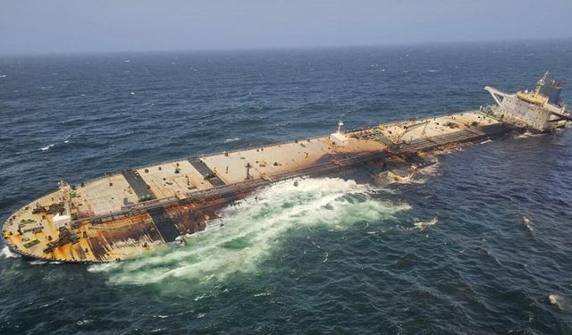 Umman açıklarında çevre felaketi: Gölge tanker karaya oturdu, dev petrol sızıntısı yayılıyor!