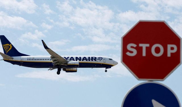 Gökyüzünde Dehşet Dakikaları: Ryanair Uçağında Motor Parçası Camı Patlattı