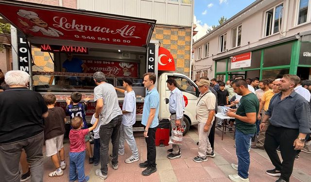 Eskişehirspor’un eski sportif direktörü Ayhan Taşcı için lokma dağıtıldı