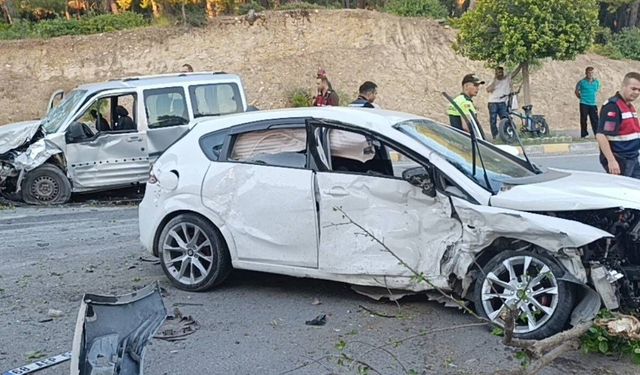 Karşı şeride geçen otomobil ortalığı savaş alanına çevirdi: 4 yaralı