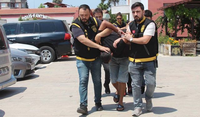 Mezarlıkta kapkaç yaptılar, çaldıkları telefondan 97 bin TL aktardılar