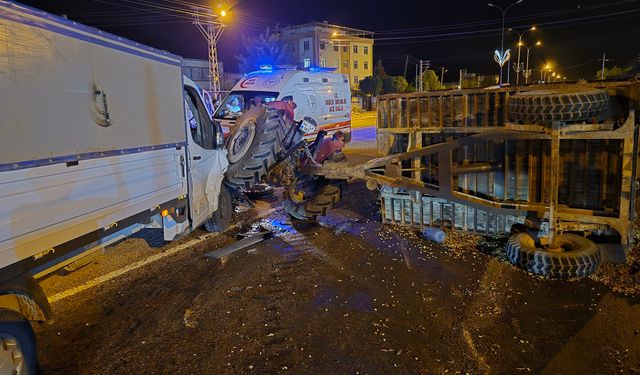 Kamyonet ile traktör çarpıştı: 3 yaralı