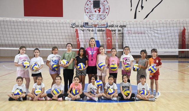 Voleybolu sevdirmeye çalışıyoruz