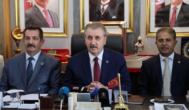 Destici: "Türkiye prangalarını kırmış güçlü bir ülkedir"