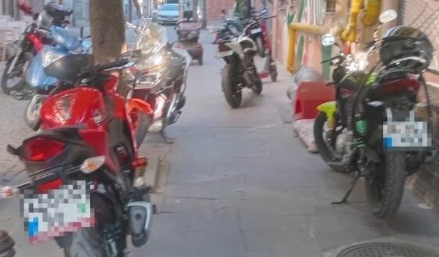 Eskişehir'de kaldırımlar motosiklet otoparkına döndü