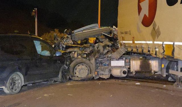 Bursa’da tır ile otomobil çarpıştı: 1 ölü, 7 yaralı