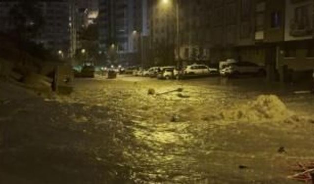 Başkent'te gece saatlerinde sağanak yağış: Kanalizasyon taştı, binaları su bastı