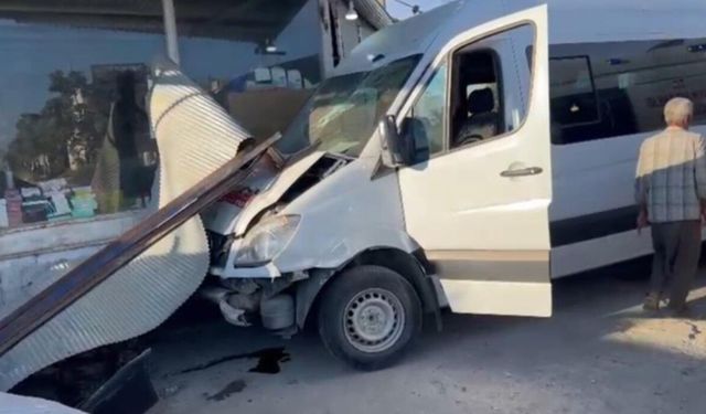 Şanlıurfa’da işçi servisi dükkana daldı: 10 yaralı