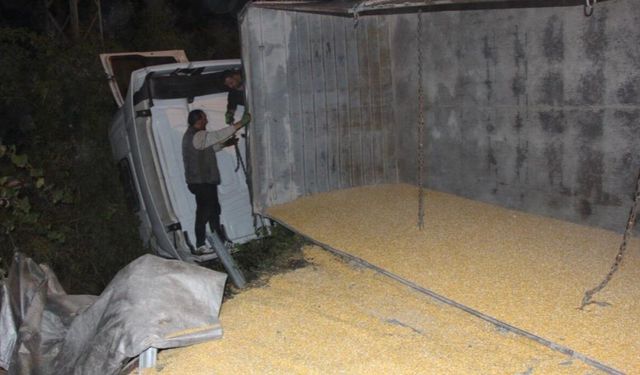 Su şişesi kazaya neden oldu: Tır devrildi, 25 ton mısır yola saçıldı