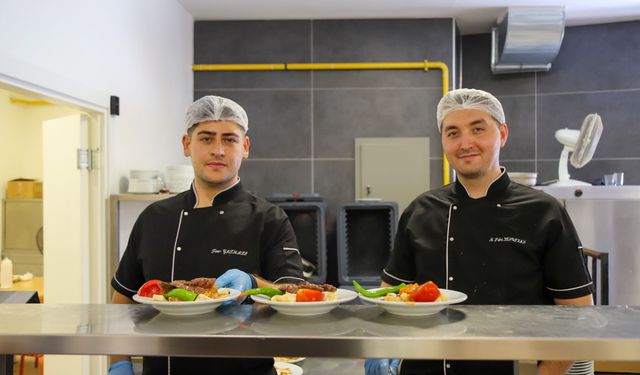 Eskişehir’in kurtuluş coşkusu kent lokantalarında yöresel lezzetlerle taçlandı
