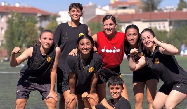 Es-Es kadın futbol takımında keyifler yerinde