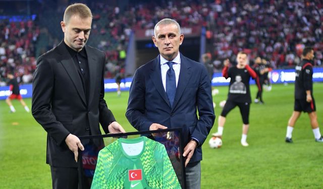 Milli takım kariyerini noktalayan kaleci Mert Günok'a veda