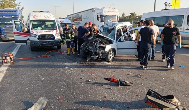 Otomobil çekiciye arkadan çarptı: Ölü ve yaralılar var