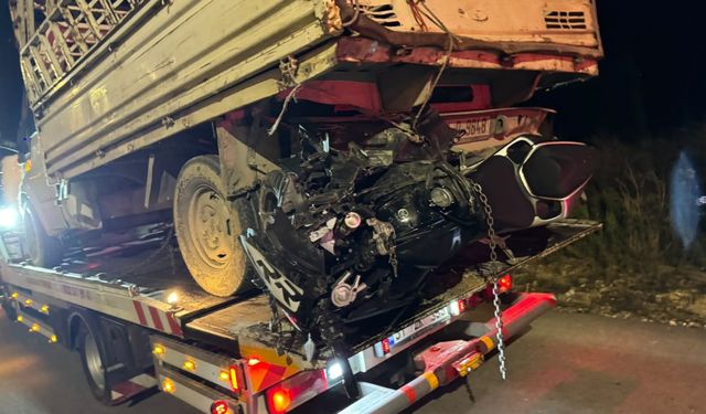 Pikapla çarpışan motosikletin 19 yaşındaki sürücüsü öldü