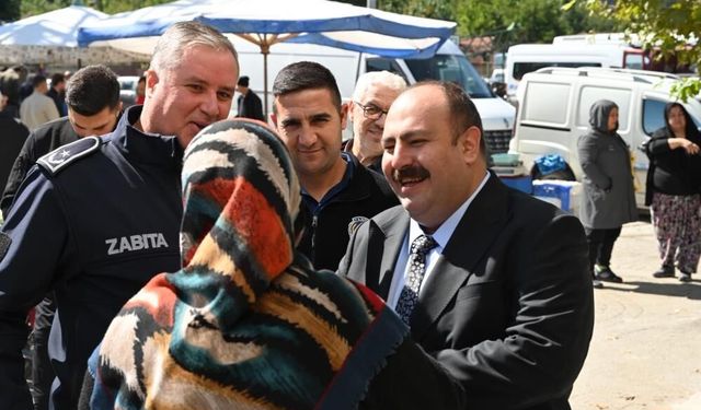 Başkan Hamamcı pazarda esnaf ve vatandaşlarla buluştu