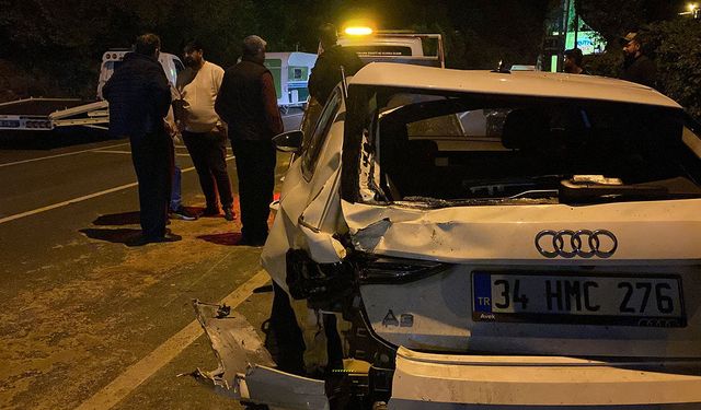 Sarıyer’de karşı yönden gelen aracın sıkıştırdığı otomobil, park halindeki 6 araca çarptı