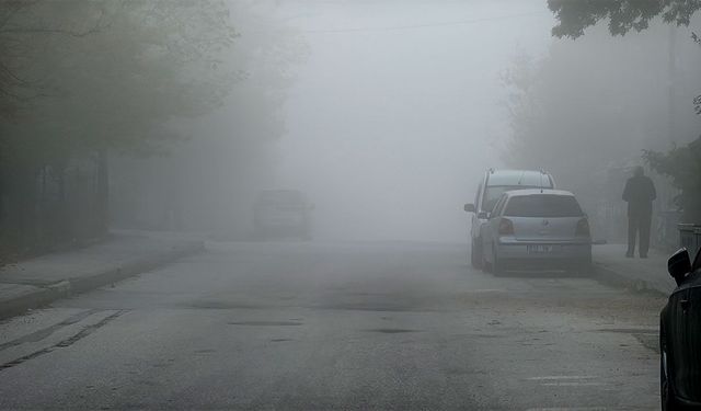 Eskişehir'de yoğun sis görüş mesafesini düşürdü, sürücüler zor anlar yaşadı